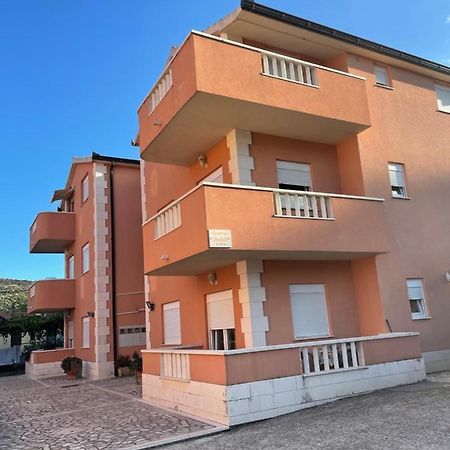 Готель Apartman Jukic Маріна Екстер'єр фото