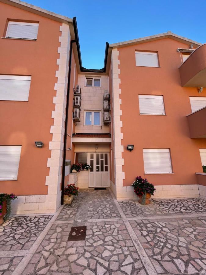 Готель Apartman Jukic Маріна Екстер'єр фото